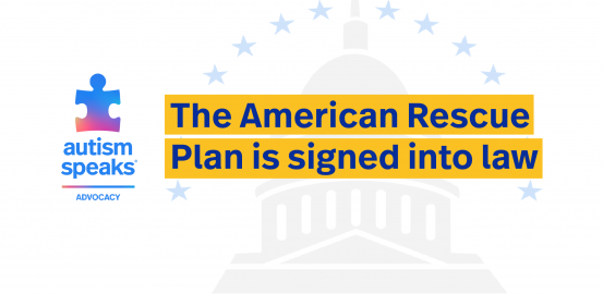 “美国救援计划已签署为法律”的文字写在国会大厦圆顶的褪色图像上