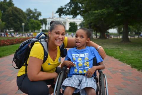 女人和幼儿在白宫前坐在轮椅上有自闭症