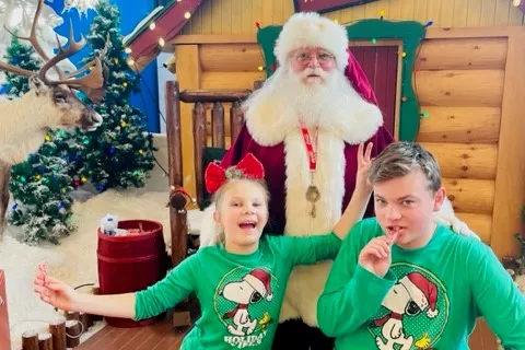赫尔利的孩子设置圣诞老人