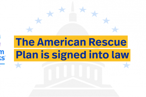 “美国救援计划已签署为法律”的文字写在国会大厦圆顶的褪色图像上