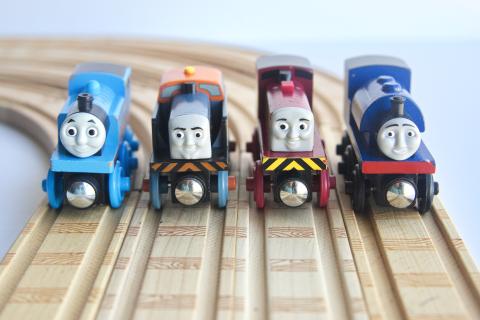 玩具火车在轨道上