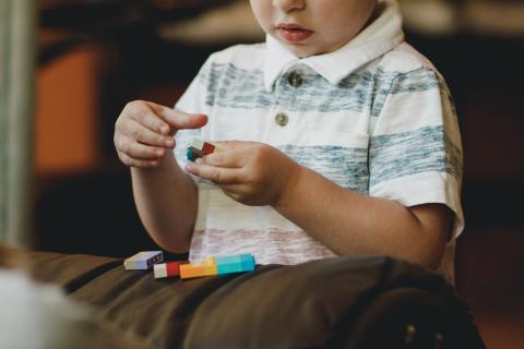 什么是自闭症?学习诊断和症状。小男孩玩积木