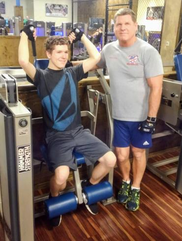 康纳和他的父亲在健身房